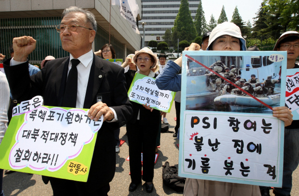 평화와 통일을 여는 사람들이 26일 낮 국방부 앞에서 제90차 평화군축집회를 열고 대북제재반대 및 북미대화촉구와 PSI참여 중단을 요구하는 구호를 외치고 있다. 강재훈 선임기자 khan@hani.co.kr
