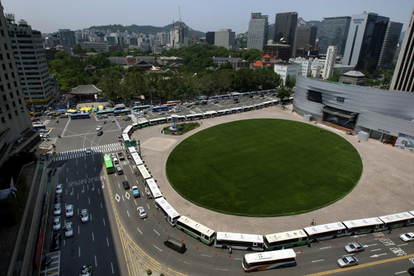 서울 덕수궁 대한문 앞 ‘시민 분향소’를 찾는 추모객들의 발길이 이어진 26일 오후, 경찰이 수십대의 버스를 동원해 서울광장과 덕수궁 돌담 앞 차도를 봉쇄하고 있다. 이정아 기자 <A href="mailto:leej@hani.co.kr">leej@hani.co.kr</A>