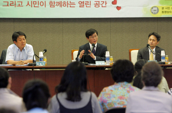 변창흠 세종대 교수(가운데)가 26일 오후 서울 태평로 한국언론회관에서 ‘수도권 집중개발의 문제점과 대안’을 주제로 열린 제16차 한겨레시민포럼에서 주제발표를 하고 있다. 왼쪽은 허종식 본사 선임기자, 오른쪽은 조홍섭 전문기자. 이종찬 선임기자 <A href="mailto:rhee@hani.co.kr">rhee@hani.co.kr</A>