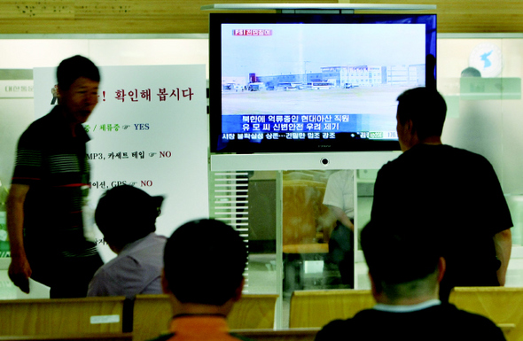 개성공단 입주업체 관계자들이 26일 오전 경기 파주시 도라산 남북출입사무소(CIQ)에서 정부의 대량파괴무기 확산방지구상(PSI) 전면 참여 관련 뉴스를 텔레비전을 통해 보고 있다. 
 파주/이종근 기자 root2@hani.co.kr