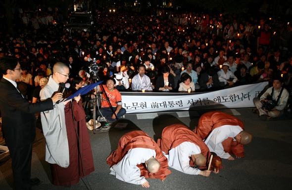 노무현 전 대통령 서거 닷새째인 27일 저녁 서울 시청 광장 앞에서 열려던 시민추모제가 거부돼, 중구 정동극장 앞에서 열리고 있다. 스님들이 참회의 절을 올리고 있다. 이종근 기자 root2@hani.co.kr