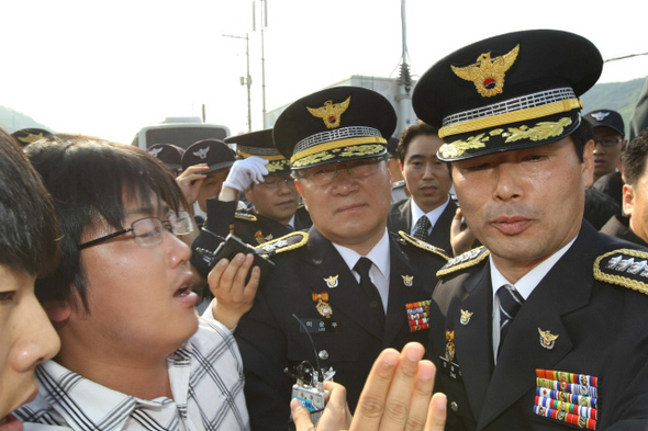 노무현 전 대통령 서거 닷새째인 27일 오전 이운우 경남경찰청장(가운데_과 총경급 간부들이 경남 김해 봉하마을에 마련된 분향소을 찾았다가 (새치기에 분노한) 시민들의 항의를 받고 있다. 봉하/이정아 기자 leej@hani.co.kr