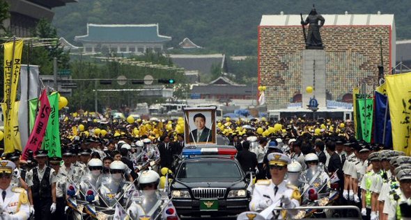 노무현 전 대통령의 장례차량이 노제가 열리는 서울광장으로 향하고 있다. 연합뉴스