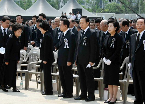 29일 오전 이명박 대통령, 김영삼 전 대통령 등 각계인사가 자리한 경복궁 앞마당  노무현 전 대통령 영결식장에 권양숙 씨가 도착하고 있다. 연합뉴스