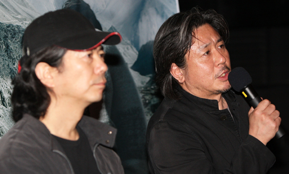 29일 오후 서울 왕십리시지브이(CGV)에서 열린 한국예술영화관협회 첫 배급작인 영화 <히말라야, 바람이 머무는 곳>의 언론시사회에서 4년 만에 영화에 출연한 주연배우 최민식(오른쪽)씨가 전수일(왼쪽) 감독과 함께 질의응답을 하고 있다.  연합뉴스