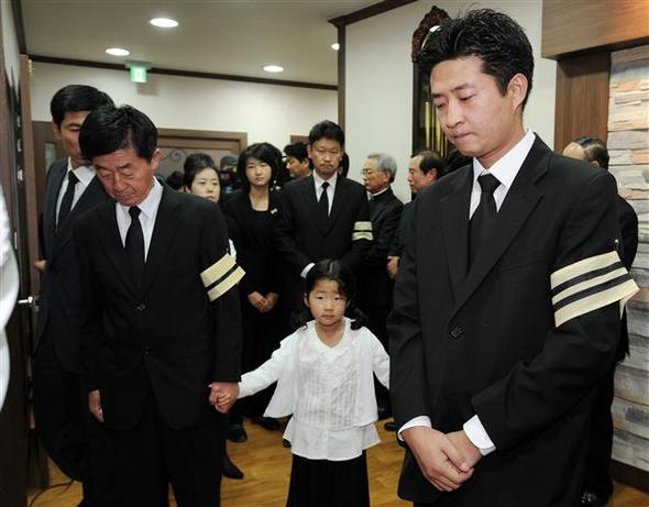 노무현 전 대통령의 발인제가 열린 29일 새벽 경남 김해 봉하마을 빈소에서 노 전 대통령의 형 건평씨, 아들 건호씨, 손녀 등이 운구행렬을 뒤따르고 있다.(김해=연합)