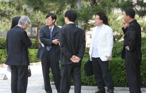 김상조 경제개혁연대 소장 등 종교, 사회, 법조 단체 대표들이 29일 오후 서울 서초동 대법원에서  삼성SDS의 신주인수권부사채(BW) 헐값 발행 사건과 관련한 대법원의 판결이 끝난 뒤 대책을 논의하고 있다. 김진수 기자 jsk@hani.co.kr