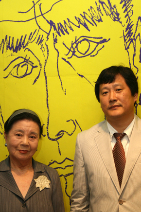 왼쪽부터 김수영의 부인 김현경(82)씨, 이영준(하버드대 한국학연구소 연구원)씨