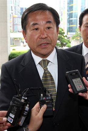  횡령 및 조세포탈 등 혐의를 받고 있는 강금원 창신섬유 회장이 2일 대전지법에서 열린 2차 공판에 출석하기 위해 청사로 들어서며 취재진과 인터뷰를 하고 있다. (대전=연합뉴스)