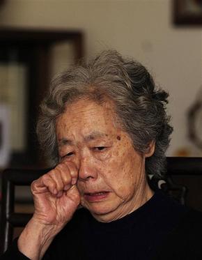 인민해방군의 발포로 아들을 잃고 진상규명을 요구하고 있는 딩쯔린. 베이징/AP 연합