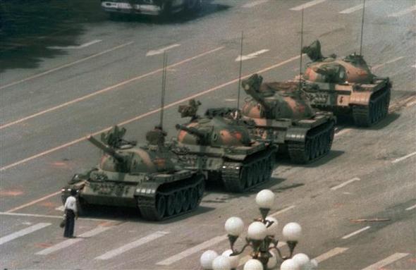  1998년 6월5일 천안문 광장으로 진격하는 인민 해방군 탱크를 막아선 한 시민. 베이징/AP 연합