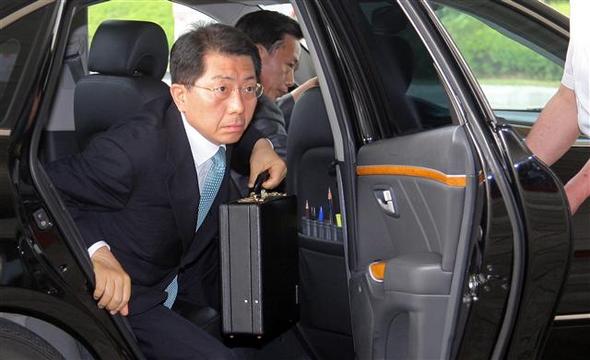 문성우 대검찰청 차장이 4일 오전 서울 서초동 대검 청사로 출근하고 있다. 임채진 검찰총장의 사직서가 이날 수리됨에 따라 문 차장이 당분간 총장직무를 대행하게 됐다.  연합뉴스
