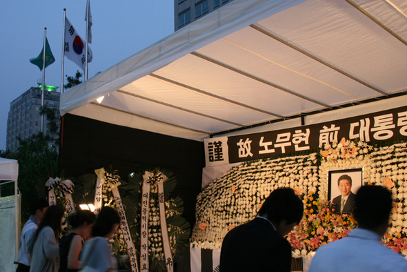 노무현 전 대통령 영결식이 치러진 지난달 29일 오후 7시께 분향소가 차려진 대전시청에 걸린 태극기가 조기가 아닌 상태로 펄럭이고 있다. 대전/송인걸  기자