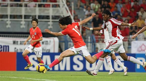 <b>집념의 한방, UAE 무너뜨리다</b>   박주영이 7일(한국시각) 열린 2010 남아공월드컵 아시아 최종예선 아랍에미리트연합과의 경기에서 전반 8분 반 박자 빠른 슈팅으로 선제골을 넣고 있다.  두바이/연합뉴스