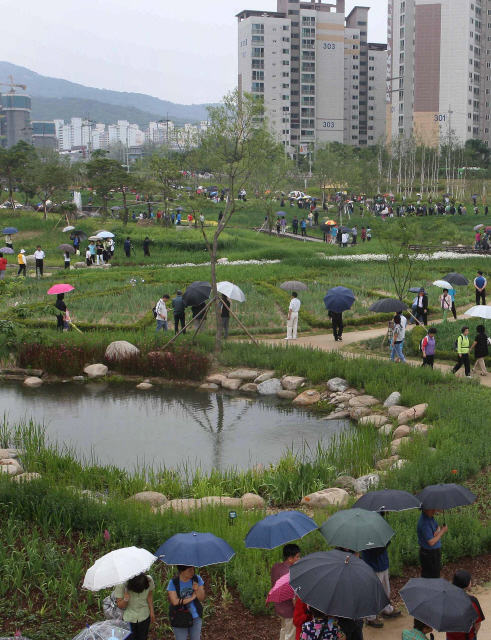  7일 문을 연 서울 도봉동 서울창포원에서 시민들이 식물원을 둘러보고 있다. 서울창포원은 5만2417㎡에 붓꽃원, 약용식물원, 천이관찰원 등 모두 12개 주제로 조성돼 있다. 특히 붓꽃원은 1만5천㎡의 면적에 꽃창포, 노랑꽃창포, 서양붓꽃 등 130여종 30만본이 심어진 우리나라 최대의 붓꽃단지다.  김태형 기자 xogud555@hani.co.kr