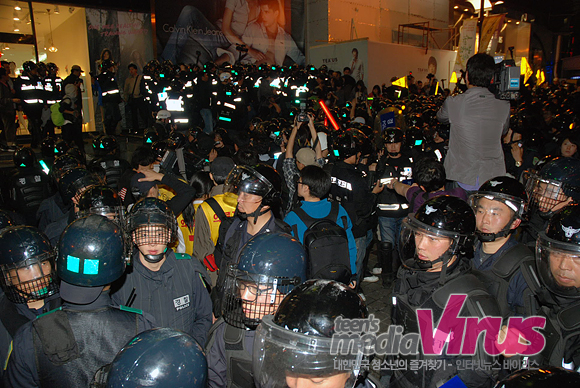 지난 5월 2일, 이날만큼 명동은 패션의 거리가 아니였다. 평소 쇼핑하는 사람들로 발디딜 틈 없던 명동은 이날, 촛불 시민을 연행하는 경찰들로 발디딜 틈 없었다. 경찰은 연행을 피해 상가로 대피한 시민을 끝까지 쫓아가 연행했다. ⓒ 인터넷뉴스 바이러스