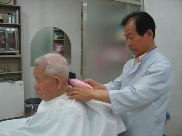  지난달 29일 서울 송파구 노인회관 지하 이발소에서 ‘실버’ 이발사 진은양씨가 정재원 할아버지의 머리를 손질하고 있다. 송채경화 기자 <A href="mailto:khsong@hani.co.kr">khsong@hani.co.kr</A>