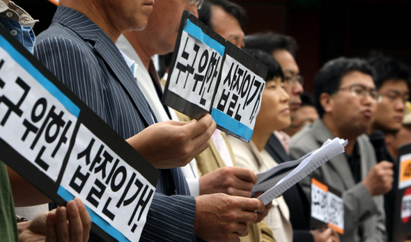  389개 시민·사회단체가 모여 만든 ‘운하백지화국민행동’ 회원들이 9일 오전 서울 종로 조계사 들머리에서 정부의 운하사업 계획 발표에 따른 긴급 기자회견을 열어 4대 강 정비사업 중단을 촉구하고 있다. 이날부터 조계사 경내에서 농성에 들어간 이들은 100만 명을 목표로 서명운동에 나서겠다고 밝혔다.  이종근 기자 root2@hani.co.kr