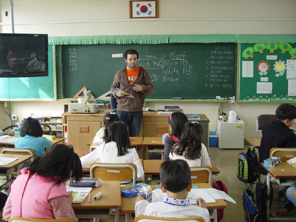 증평 죽리초등학교 전교생들이 특기적성 교육으로 익힌 바이올린을 연주하고 있다. 죽리초 제공