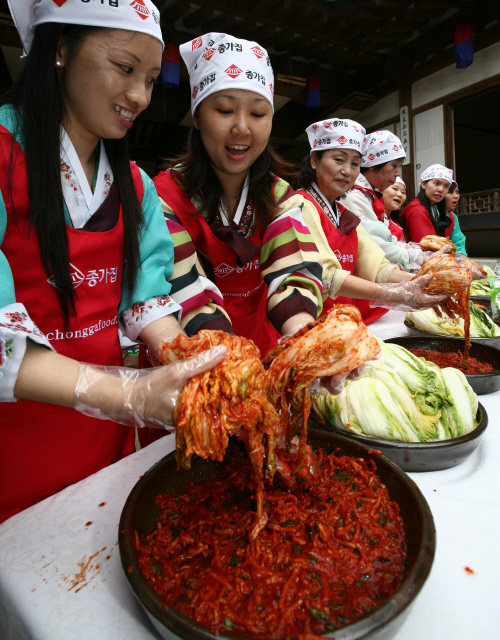 외국인 관광객들이 10일 오전 서울 중구 필동 남산골 한옥 마을에서 열린 김치 체험행사에서 직접 담근 김치를 들어보이며 즐거워하고 있다. 이종근 기자 <A href="mailto:root2@hani.co.kr">root2@hani.co.kr</A>
