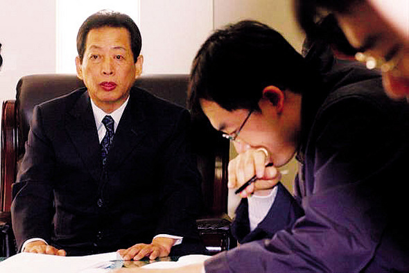 <b>이전 정부와 검찰</b> 금융비리 사건 ‘이용호 게이트’는 국민의 정부 시절 정권 핵심 인사들의 연루 의혹으로 번지면서 큰 파문을 일으켰다. 차정일 특검이 2002년 중간 수사결과를 발표하는 장면.