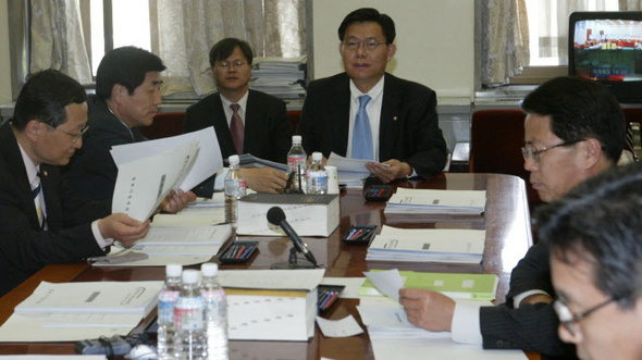 <b>이전 정부와 검찰</b> 참여정부의 검찰 개혁은 공수처 설치 등을 둘러싸고 논의만 무성한 채 열매를 맺지 못했다. 2005년 국회에서 법안을 심의하는 모습.