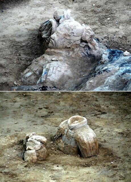  10일 중국 시안의 병마용 1호갱의 시험 발굴 작업에서 새로 출토된 병사 조각상. 지난 20년간 발굴이 중단됐던 병마용에서 13일 대규모의 체계적 고고학 발굴작업이 시작될 예정이다.  시안/신화 연합