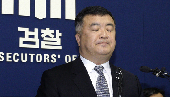 이인규 대검찰청 중앙수사부장이 12일 오후 서울 서초동 대검 기자실에서 박연차 전 태광실업 회장의 정·관계 로비 의혹 수사 결과를 발표하던 중 굳은 표정으로 잠시 눈을 감고 있다.   김명진 기자 littleprince@hani.co.kr