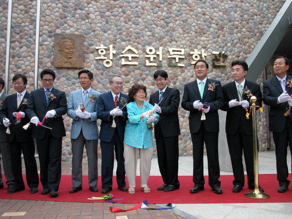 13일 오후 경기도 양평 ‘황순원문학관 소나기마을’에서 열린 개장식. 맨 오른쪽부터 조인원 경희대 총장, 김선교 양평군수, 한 사람 건너 황순원의 부인 양정길씨와 아들 황동규 시인, 김문수 경기도지사, 정병국 의원 등이다.
