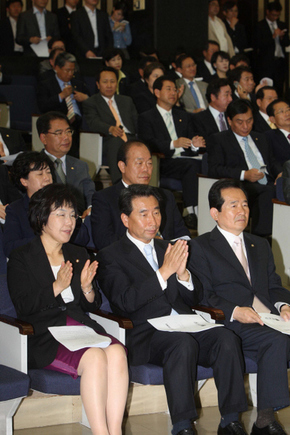 정세균 민주당 대표, 이강래 원내대표 등 민주당 의원들이 15일 오전 국회에서 열린 의원총회에서 최문순 의원의 발언에 박수를 치고 있다. 박종식 기자 anaki@hani.co.kr
