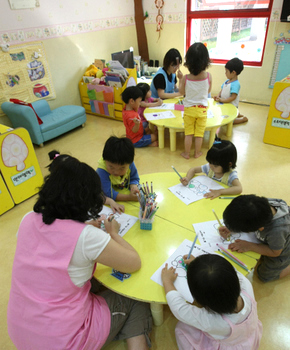 서울 노원구 월계동 한 어린이집의 보육교사들이 16일 오후 아이들과 그림 그리기 수업을 하고 있다. 김진수 기자 <A href=”mailto:jsk@hani.co.kr”>jsk@hani.co.kr</A>