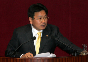 대통합민주신당 강기정의원이 9일 국회 본회의 대정부질문에서 한나라당 이명박대통령후보가 아들과 딸을 자신의 건물관리 회사에 위장취업시켜 회삿돈을 횡령했다고 주장하고 있다. 강재훈 선임기자 khan@hani.co.kr