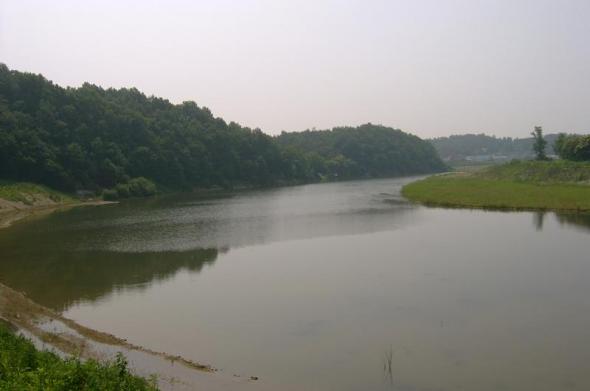 -하류쪽의 모습- (2km 하류쪽에 보가 신설되어 있고 인근에 제지공장이 있음) -하류쪽의 모습- (2km 하류쪽에 보가 신설되어 있고 인근에 제지공장이 있음)