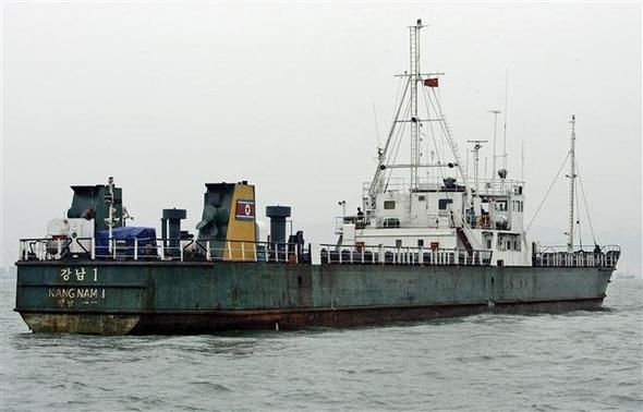 미국 해군이 ‘미사일 부품이나 핵물질 또는 무기를 실은 것으로 의심된다’며 실시간 공중감시를 하고 있는 것으로 알려진 북한의 선적 ‘강남호’. 이 사진은 2006년 10월24일 홍콩 해역에서 촬영된 것이다.     AP 연합