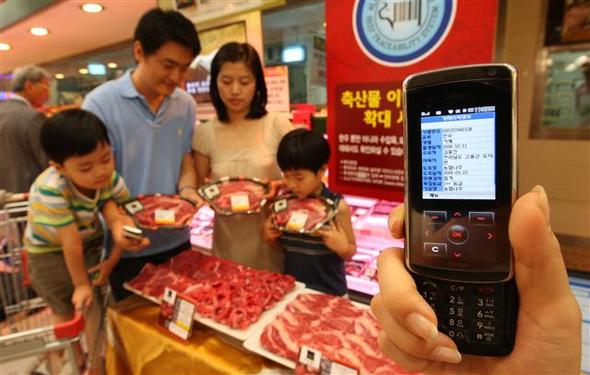  롯데마트 서울역점이 21일 ‘쇠고기 이력추적제’의 전면 시행을 하루 앞두고 ‘쇠고기 이력추적 시스템’을 선보이고 있다. 이 시스템은 휴대전화와 쇠고기 생산이력 조회 사이트(www.mtrace.go.kr)를 통해 상품에 표시된 개체식별코드를 입력해 국내에서 도축 유통된 쇠고기의 원산지와 등급 등 해당 정보를 얻도록 하고 있다.  연합뉴스