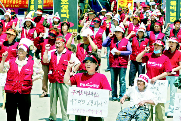 국민의 의견을 제대로 수렴하지 않는 국가 권력의 일방정책 때문에 약자들이 희생해야 하는 사례가 적지 않다. 지역 재개발로 주거권을 침해당한 철거민들의 항의시위 장면.  <한겨레> 자료사진