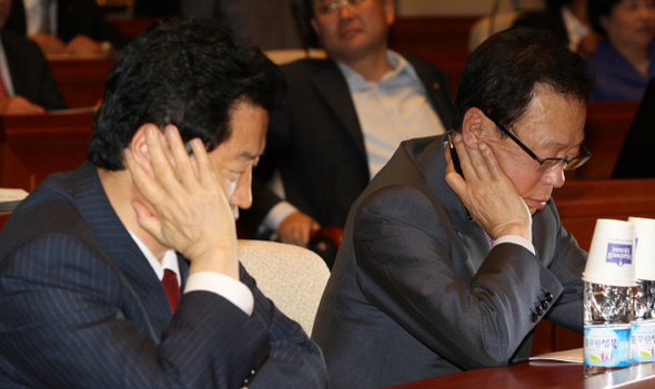 한나라당 박희태(오른쪽) 대표와 안상수 원내대표가 22일 오후 국회에서 열린 의원총회에서 똑같은 자세로 회의자료를 살펴보고 있다.  박종식 기자 anaki@hani.co.kr