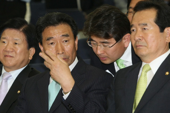 민주당 이강래 원내대표(왼쪽 둘째)가 22일 오후 국회에서 열린 의원총회 도중 김재윤 의원에게 이야기하고 있다. 맨 오른쪽은 정세균 대표.  김진수 기자 jsk@hani.co.kr