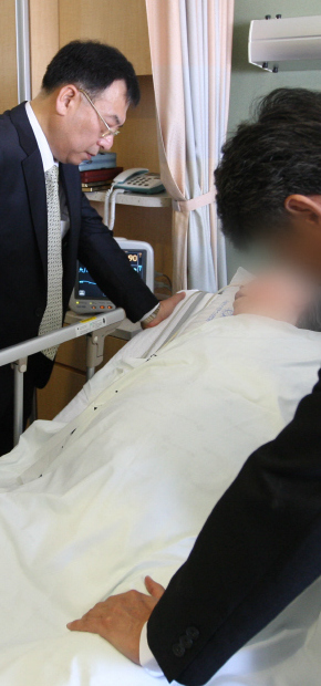 대법원 판결에 따라 23일 오전 서울 서대문구 연세대 세브란스병원에서 연명치료가 중단된 김아무개(누워 있는 이)씨 곁에서 가족들이 김씨의 상태를 지켜보고 있다.  사진공동취재단