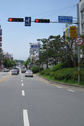 충북도가 차로 폭을 줄이고, 보도를 할애해 자전거 도로 설치를 계획하고 있는 청주 사직로.