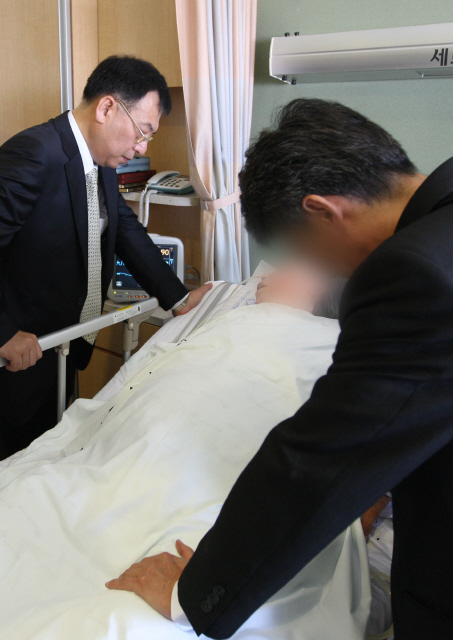 서울 서대문구 연세대 세브란스병원에서 연명치료가 중단된 김아무개(누워 있는 이)씨 곁에서 가족들이 김씨의 상태를 지켜보고 있다.  사진공동취재단