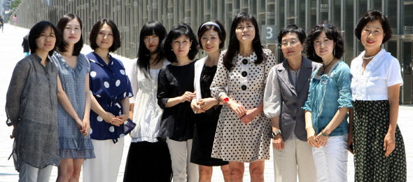 합동소설집 <이화, 번지점프를 하다>를 낸 이화여대 출신 소설가들이 24일 낮 모교 교정에서 자리를 함께했다. 왼쪽부터 권리, 오현종, 고은주, 배수아, 정미경, 함정임, 김다은, 김향숙, 권지예, 이청해씨. 이정아 기자 <A href="mailto:leej@hani.co.kr">leej@hani.co.kr</A>