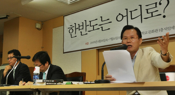 박철언 전 국회의원이 25일 저녁 서울 동국대학교 덕암세미나홀에서 열린 한겨레 평화강좌 ‘한반도는 어디로? 회담주역들에게 묻다’에서 ‘북방정책과 특사회담의 교훈’이라는 제목으로 강연하고 있다. 김진수 기자 <A href="mailto:jsk@hani.co.kr">jsk@hani.co.kr</A> 박철언 전 국회의원이 25일 저녁 서울 동국대학교 덕암세미나홀에서 열린 한겨레 평화강좌 ‘한반도는 어디로? 회담주역들에게 묻다’에서 ‘북방정책과 특사회담의 교훈’이라는 제목으로 강연하고 있다. 김진수 기자 <A href="mailto:jsk@hani.co.kr">jsk@hani.co.kr</A>
