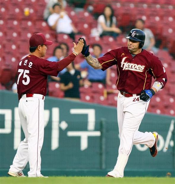 히어로즈 브룸바(오른쪽)가 25일 잠실 엘지전에서 4회초 1사 2루에서 시즌 22호 홈런을 작렬시킨 뒤 백인호 3루 주루코치와 하이파이브를 하고 있다. 연합뉴스 히어로즈 브룸바(오른쪽)가 25일 잠실 엘지전에서 4회초 1사 2루에서 시즌 22호 홈런을 작렬시킨 뒤 백인호 3루 주루코치와 하이파이브를 하고 있다. 연합뉴스
