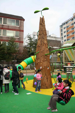 한국토지공사는 사회공헌 활동의 하나로 주민들과 함께하는 ‘친환경 어린이 놀이터 리모델링’ 사업을 벌이고 있다.     토지공사 제공