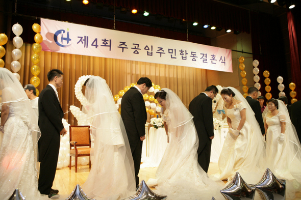 주택공사 임대주택 입주민 가운데 결혼식을 올리지 못하고 사는 부부들을 위해 공사가 2004년부터 열어주고 있는 ‘합동결혼식’ 모습. 지난해까지 60여쌍의 부부들이 합동결혼식을 치렀다.   주택공사 제공