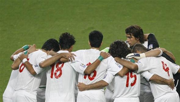 녹색밴드를 찬 채 출전한 이란 축구대표팀 선수들. 녹색밴드를 찬 채 출전한 이란 축구대표팀 선수들.