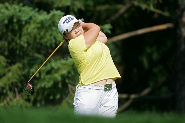 신지애가 미국 뉴욕주 피츠퍼드의 로커스트힐 골프장에서 열린 웨그먼스LPGA 세번째 라운드에서 힘찬 드라이버 샷을 날리고 있다.(연합=AFP)