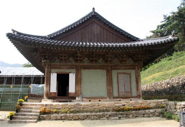  문화재청은 문화재위원회 심의를 거쳐 경북 안동에 있는 보물 제55호 봉정사 대웅전을 국보 제311호로 승격·지정했다고 30일 밝혔다. 사진은 봉정사 대웅전. 연합뉴스