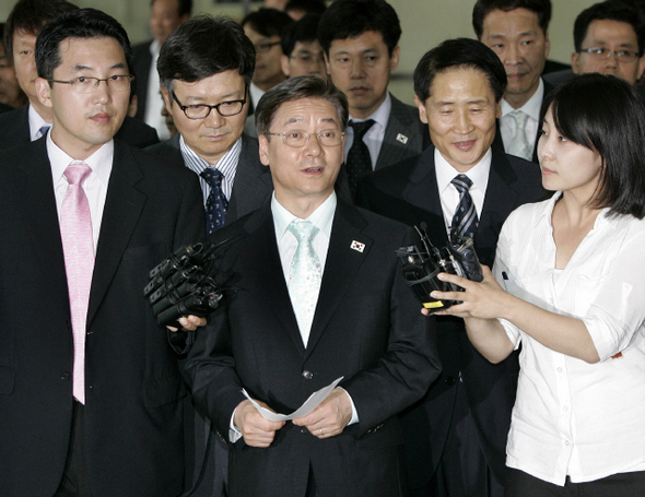 김영탁 통일부 남북회담본부 상근회담대표(가운데)를 비롯한 대표단이 2일 오전 개성공단에서 열린 4차 남북 접촉을 마친 뒤 경기도 파주시 군내면 도라산 남북출입사무소를 빠져나오고 있다. 도라산/김명진 기자 <A href="mailto:littleprince@hani.co.kr">littleprince@hani.co.kr</A>